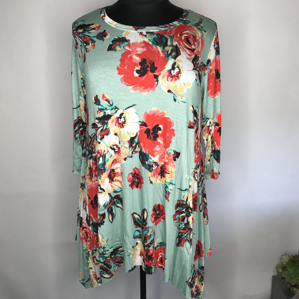 Plus Size Floral Sharkbite Tunic